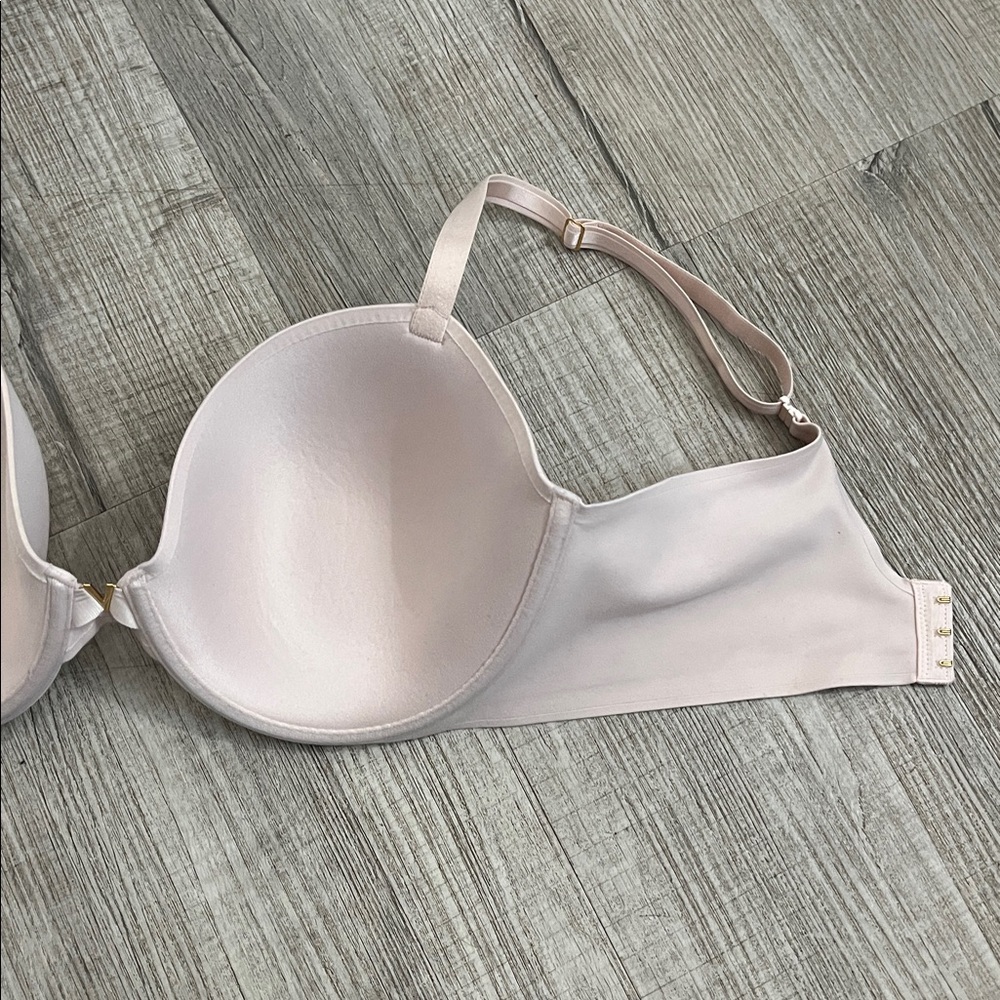 Victoria's Secret Light Pink Bra - Picture 5 of 10